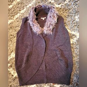 Valerie Stevens~‎ Gray sweater vest with faux fur collar trim~ 2 button~ Size XL